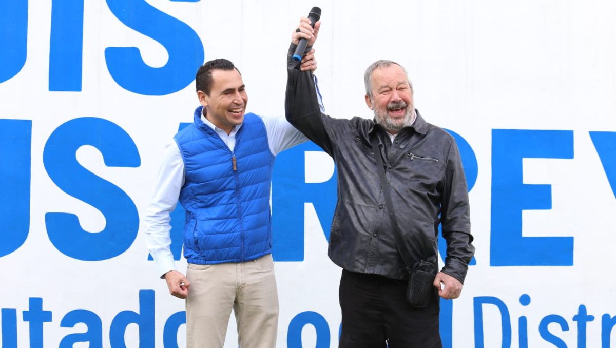 Luis Susarrey levantó el brazo de Mauricio Fernández tras dar a conocer su declinación y aseguró que no le interesan los cargos. Raúl Palacios