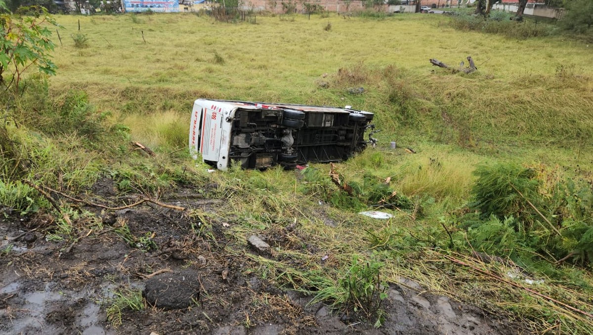 Volcadura de camión de pasajeros esta mañana en Jalisco (Juan Carlos Munguía)