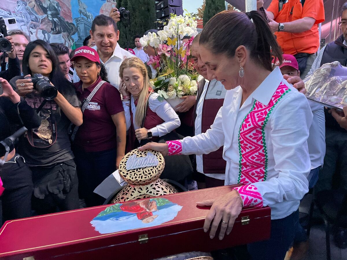 Artesanos de Amozoc regalan silla para montar caballos a Sheinbaum. (Foto: José Antonio Belmont)