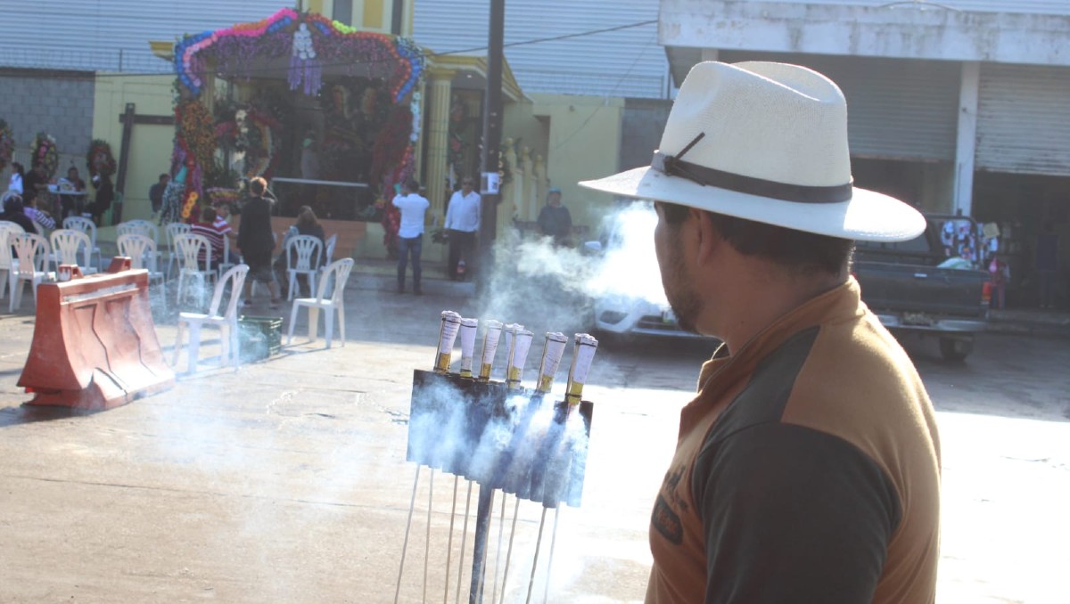 Comerciantes celebran la fiesta en honor a la virgen de Juquila. (Yazmín Sánchez)