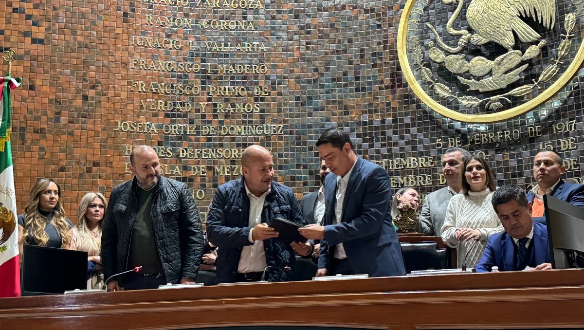 Enrique Alfaro entregó la iniciativa de reforma en el Congreso de Jalisco (X @legislativojal)