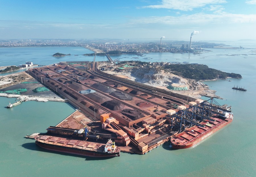 Esta fotografía aérea muestra el puerto de Luoyu en la bahía de Meizhou de la ciudad de Putian, de China, Fujian. (Xinhua/Lin Shanchuan)