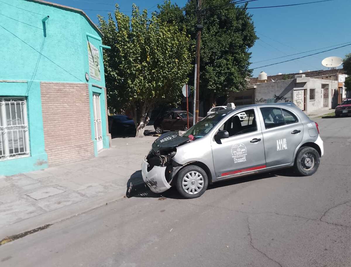Taxista provoca accidente.