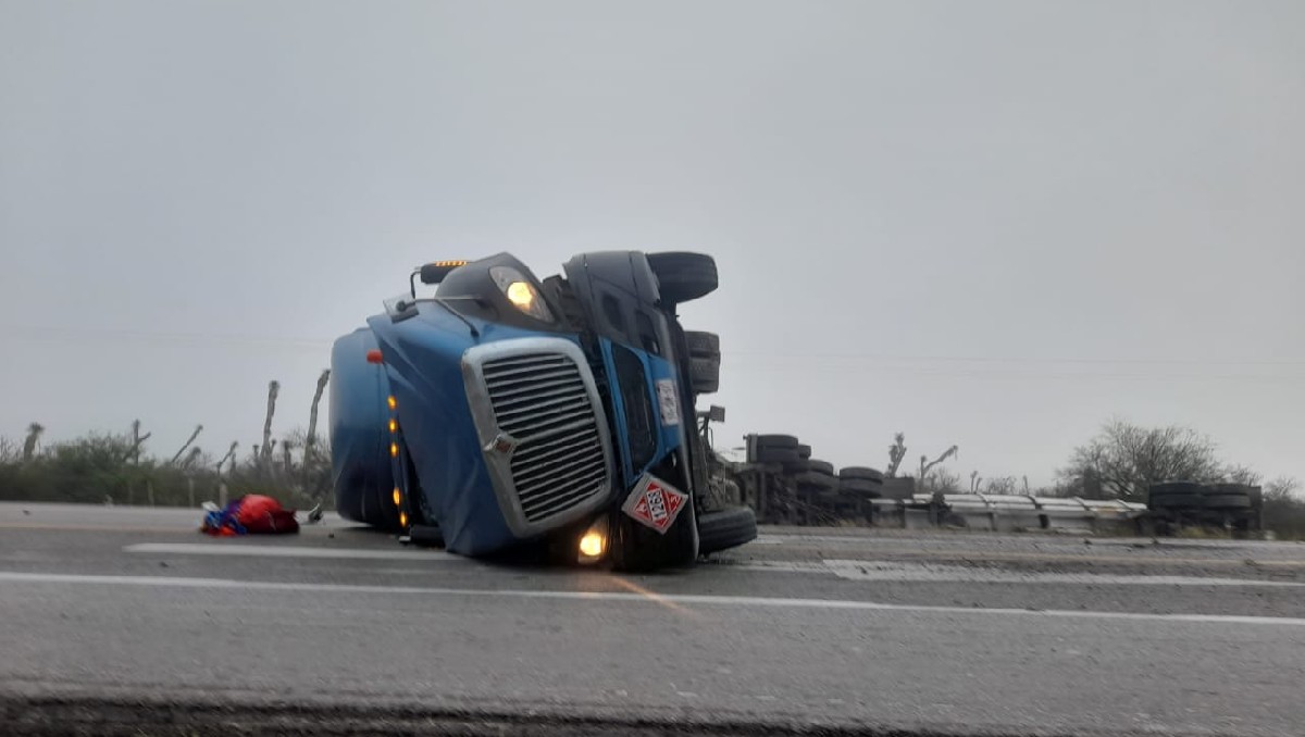 Volcadura en carretera Tula-San Luis Potosí.