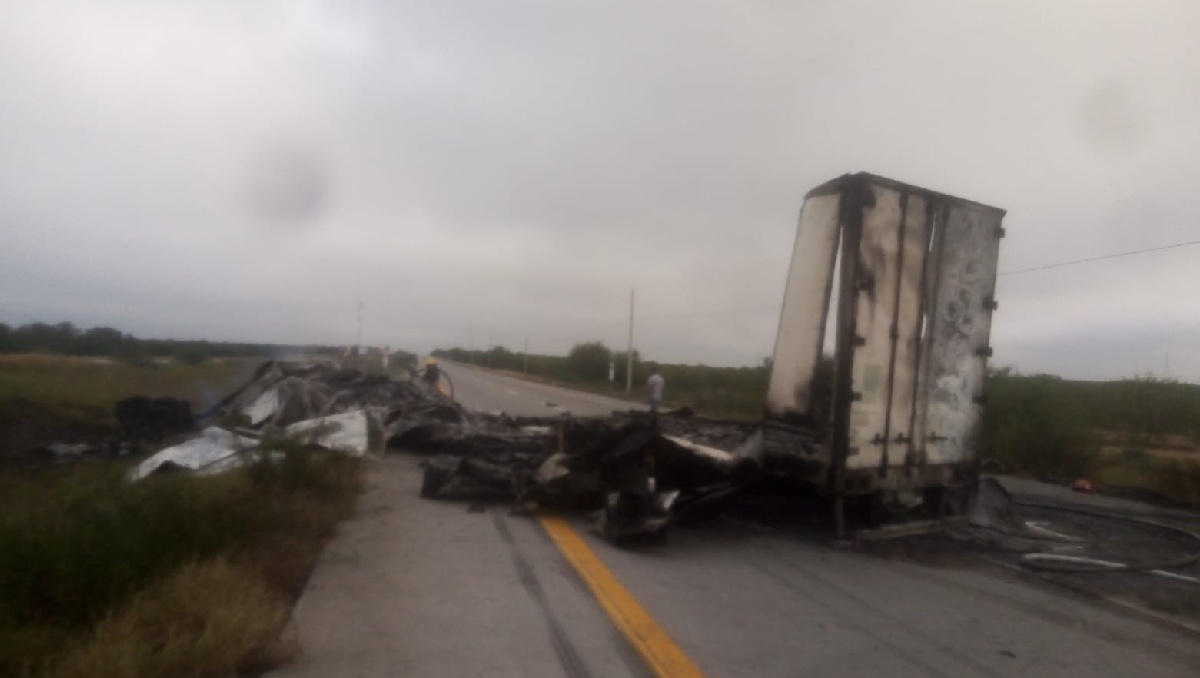 Choque de traileres en carretera de Nuevo Laredo.