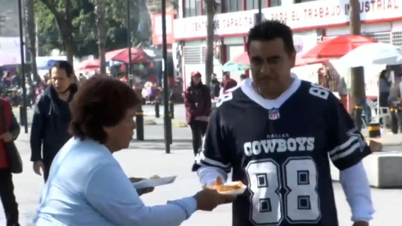 Creyentes regalan comida a peregrinos en la Basílica de Guadalupe