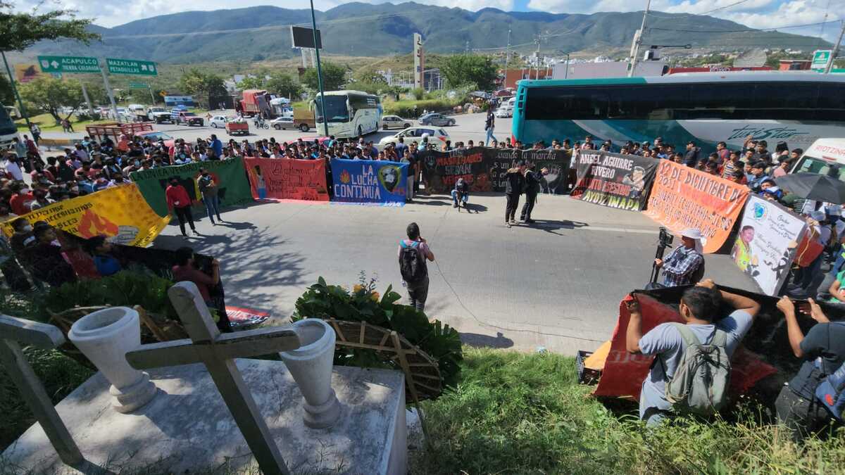 Protesta en Guerrero: Estudiantes exigen justicia por asesinato de compañeros | Rogelio Agustín