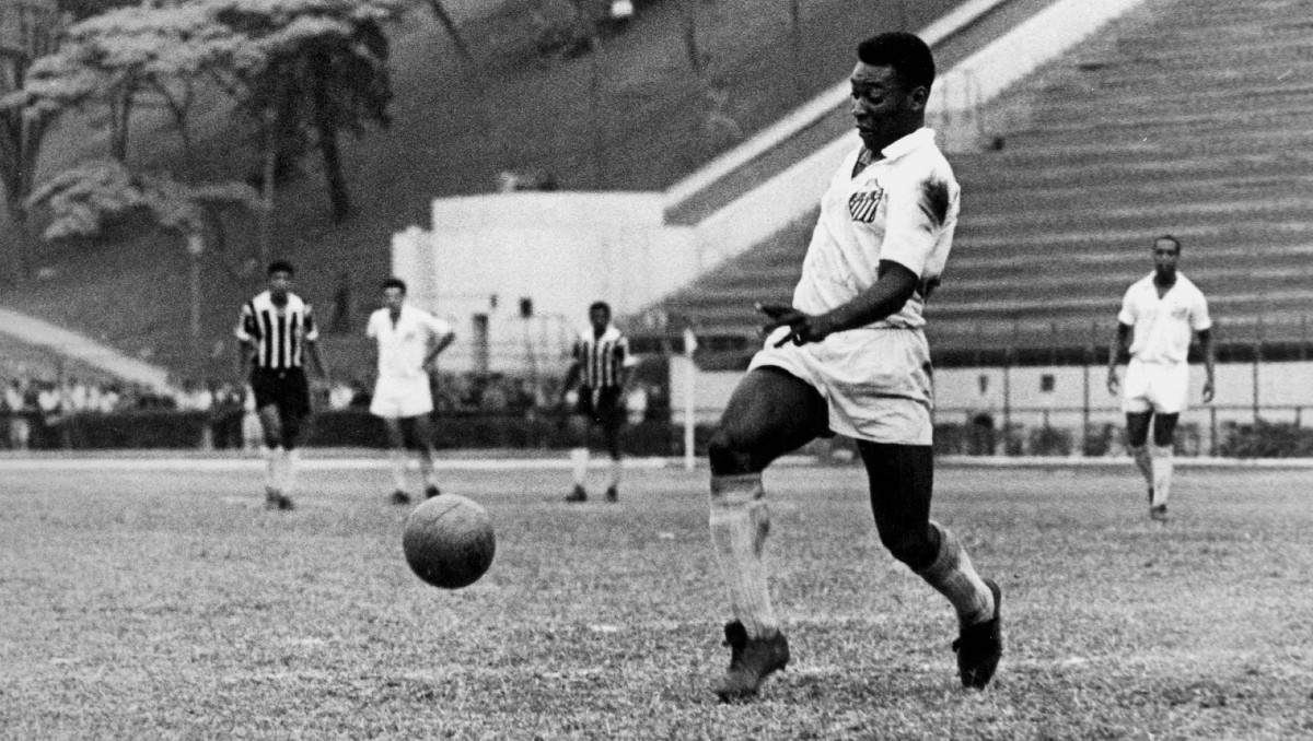 Santos no usará la camiseta 10 de Pelé mientras estén en Segunda División (Reuters)