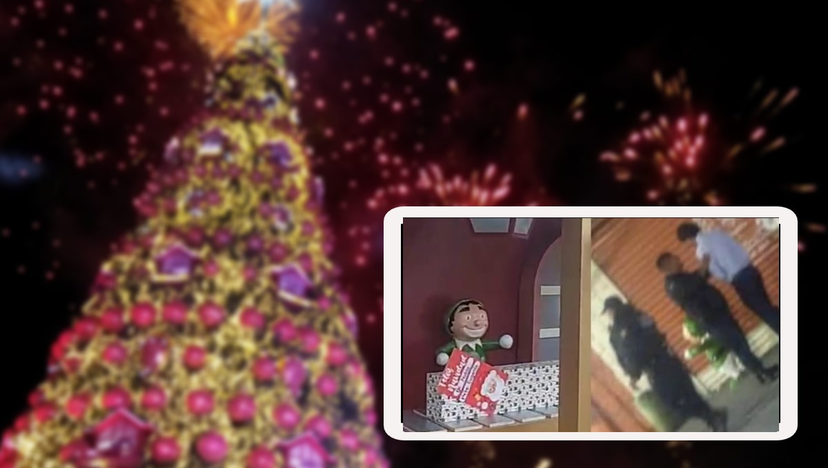 El duende estaba sobre la base del árbol de navidad en Plaza Juárez