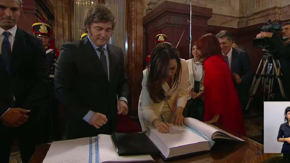 Javier Milei firma los libros de honor del Congreso. Especial
