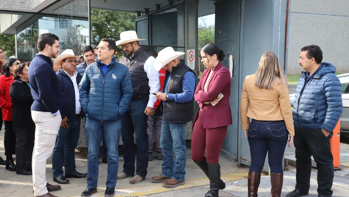 Los alcaldes se apostaron en las entradas de las instalaciones ubicadas en la colonia Residencial San Agustín en San Pedro. Foto: Leonel Rocha