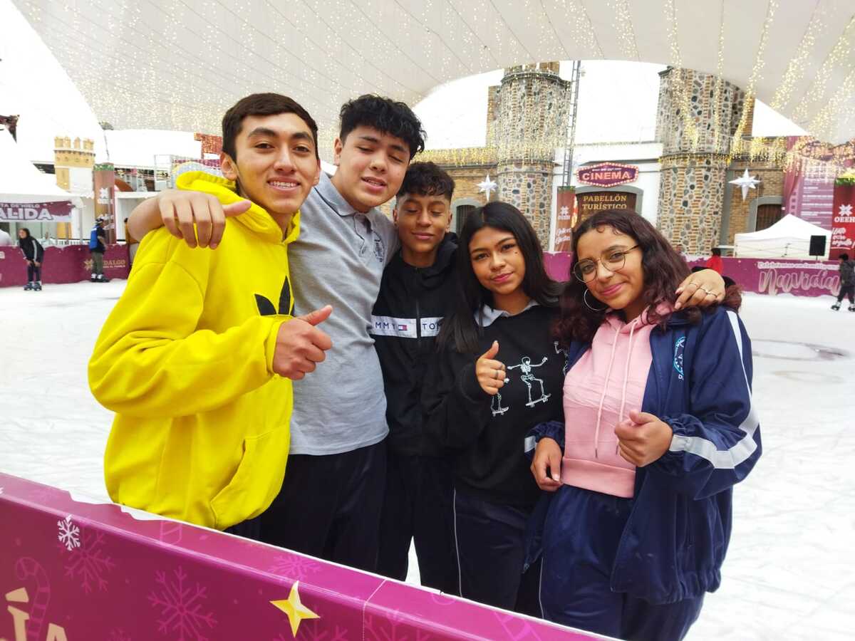 Amigos de la escuela aprovecharon para patinar en hielo en Pachuca. (Aarón García)