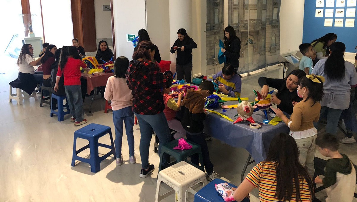 Asistentes al taller de mini piñatas. (cortesía)