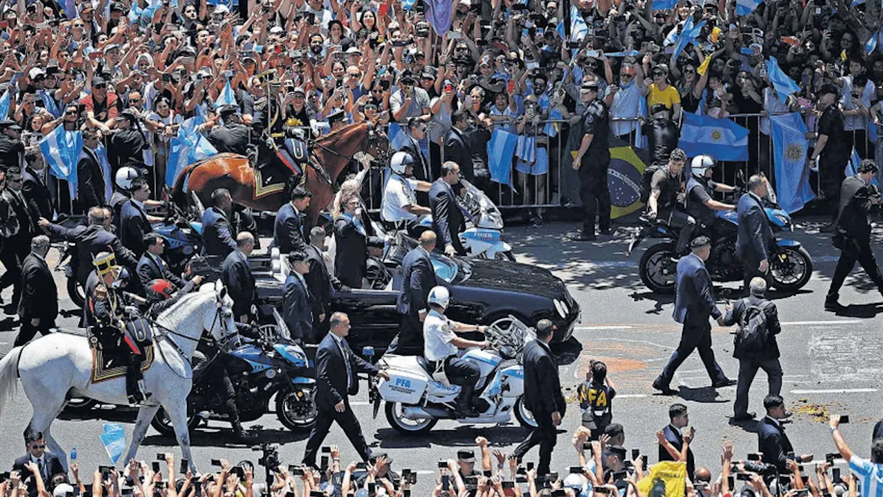 Javier Milei rinde protesta como presidente de Argentina