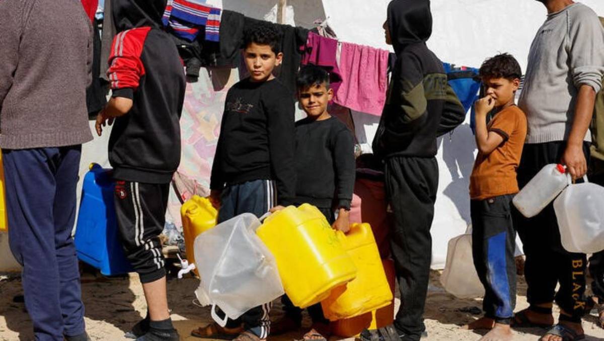 Niños palestinos formados para recibir agua en Gaza | Reuters