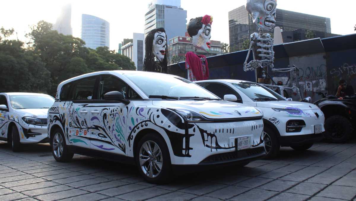 El objetivo: “vender autos eléctricos y soluciones de energía limpia como compañía experta en paneles solares”.| Facebook SEV