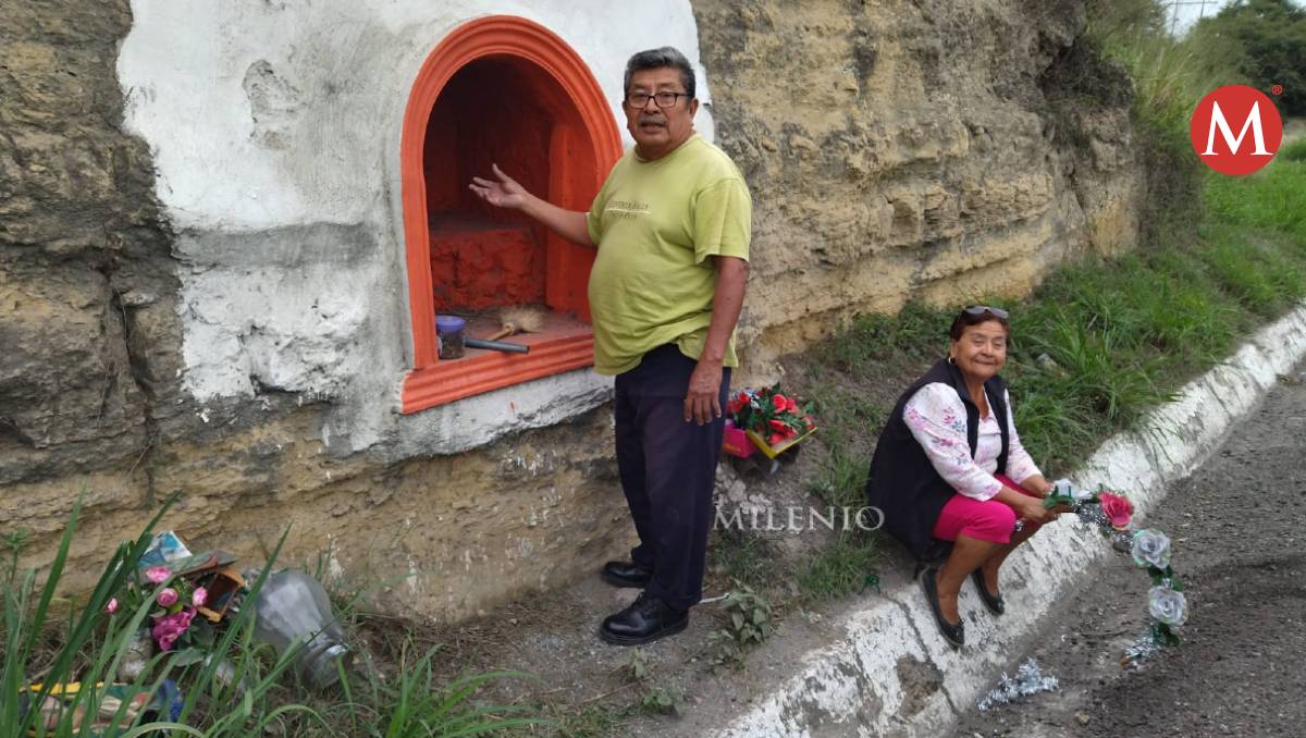 Pareja da mantenimiento a nicho de Virgen de Guadalupe en Pueblo Viejo. (Noel Vergara)