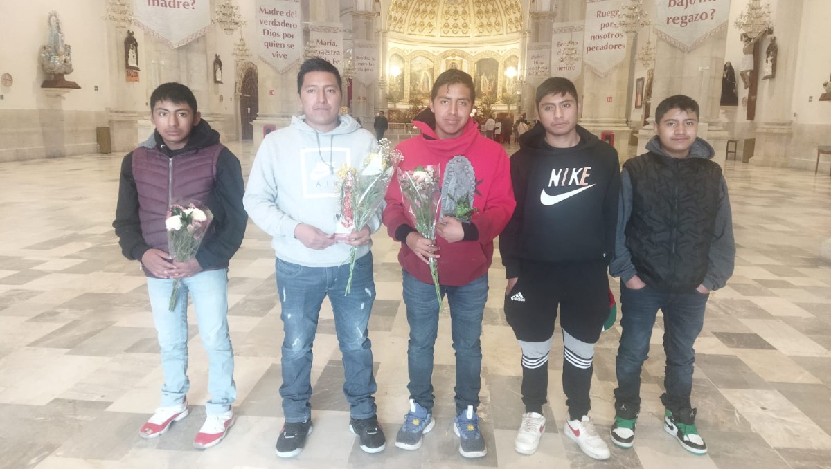 Peregrinos llegan a la Villita de Pachuca. (Aarón García)