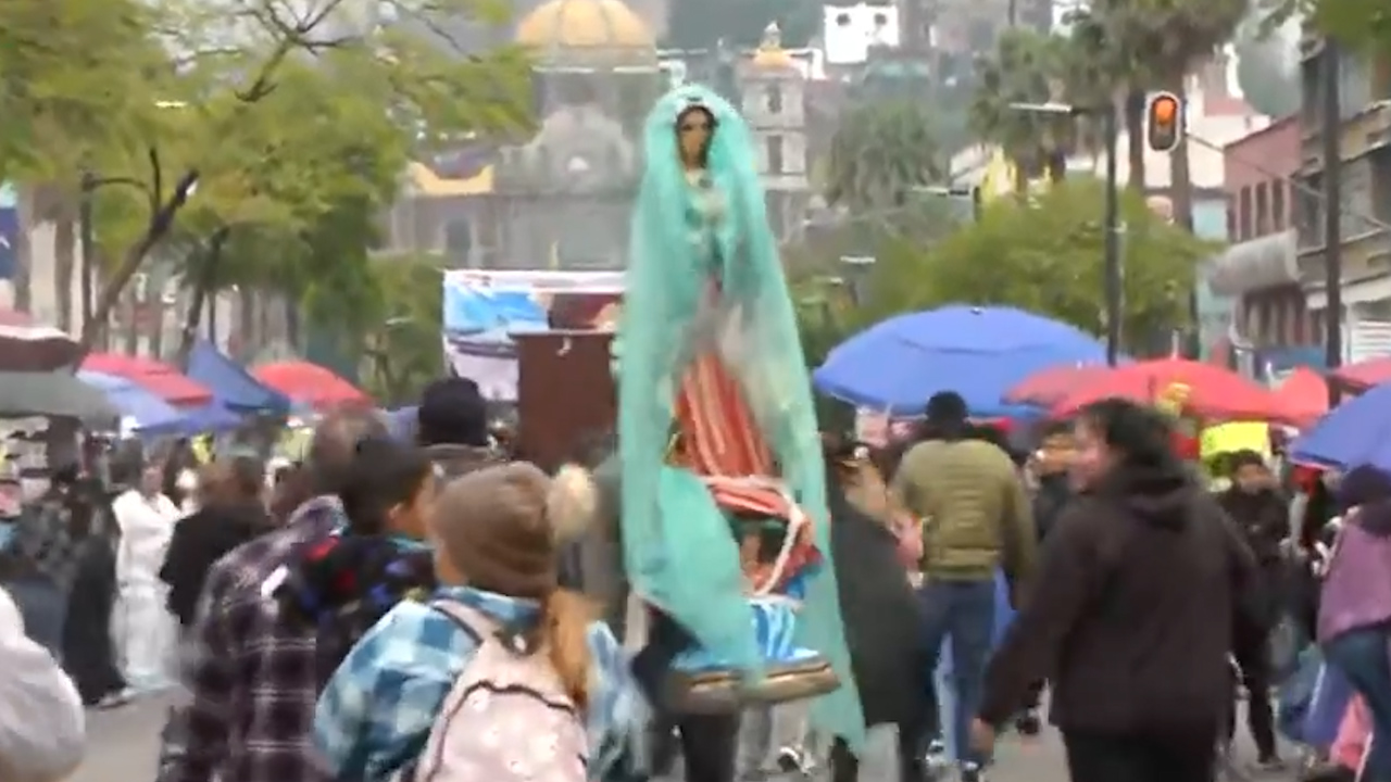 Pese a la lluvia, continúan llegando peregrinos a la Basílica de Guadalupe