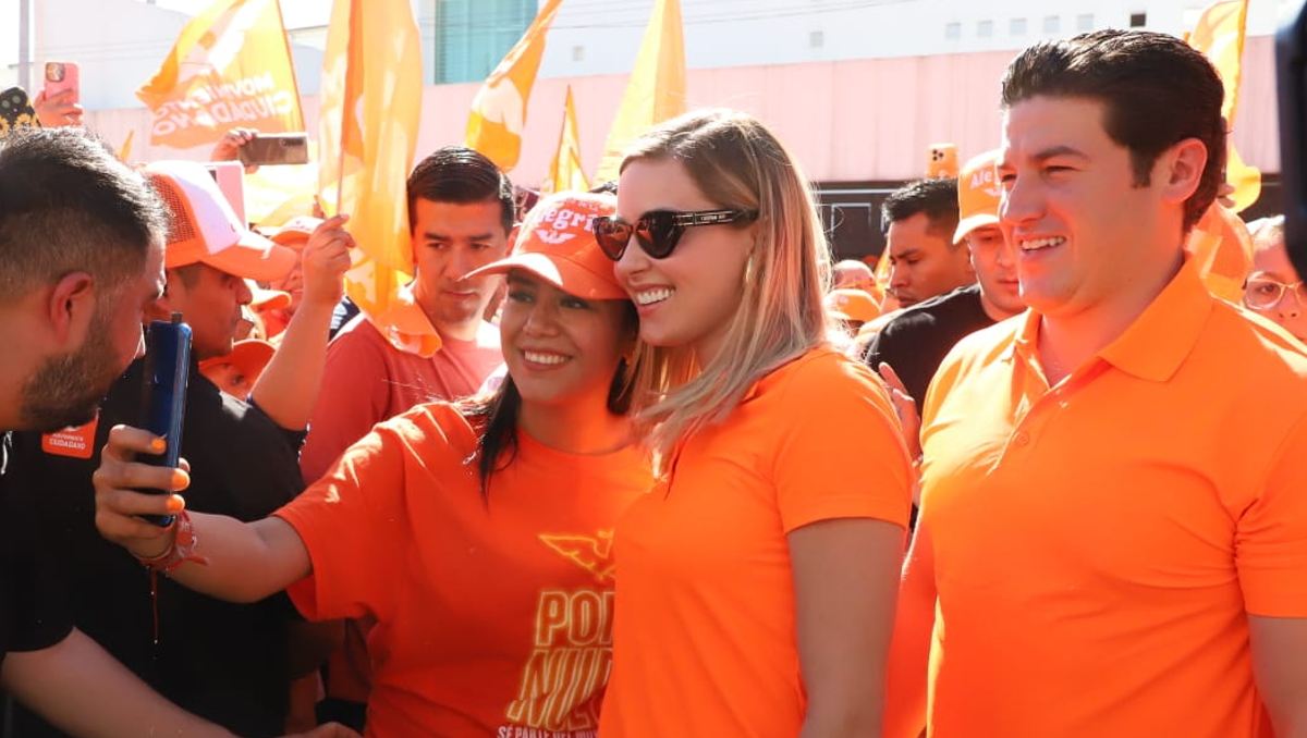 Samuel García y Mariana Rodríguez con simpatizantes | Leonel Rocha