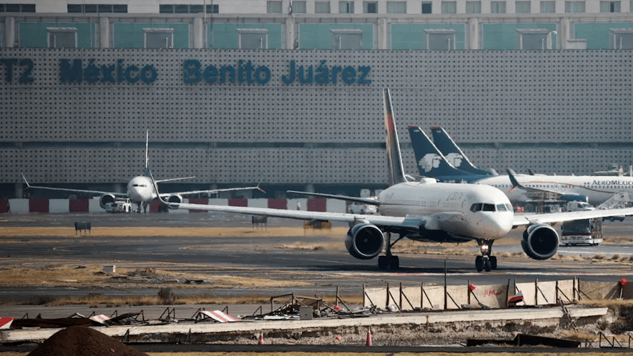Servicios aeroportuarios en AICM subirán 77% en 2024, ¿Qué significa?