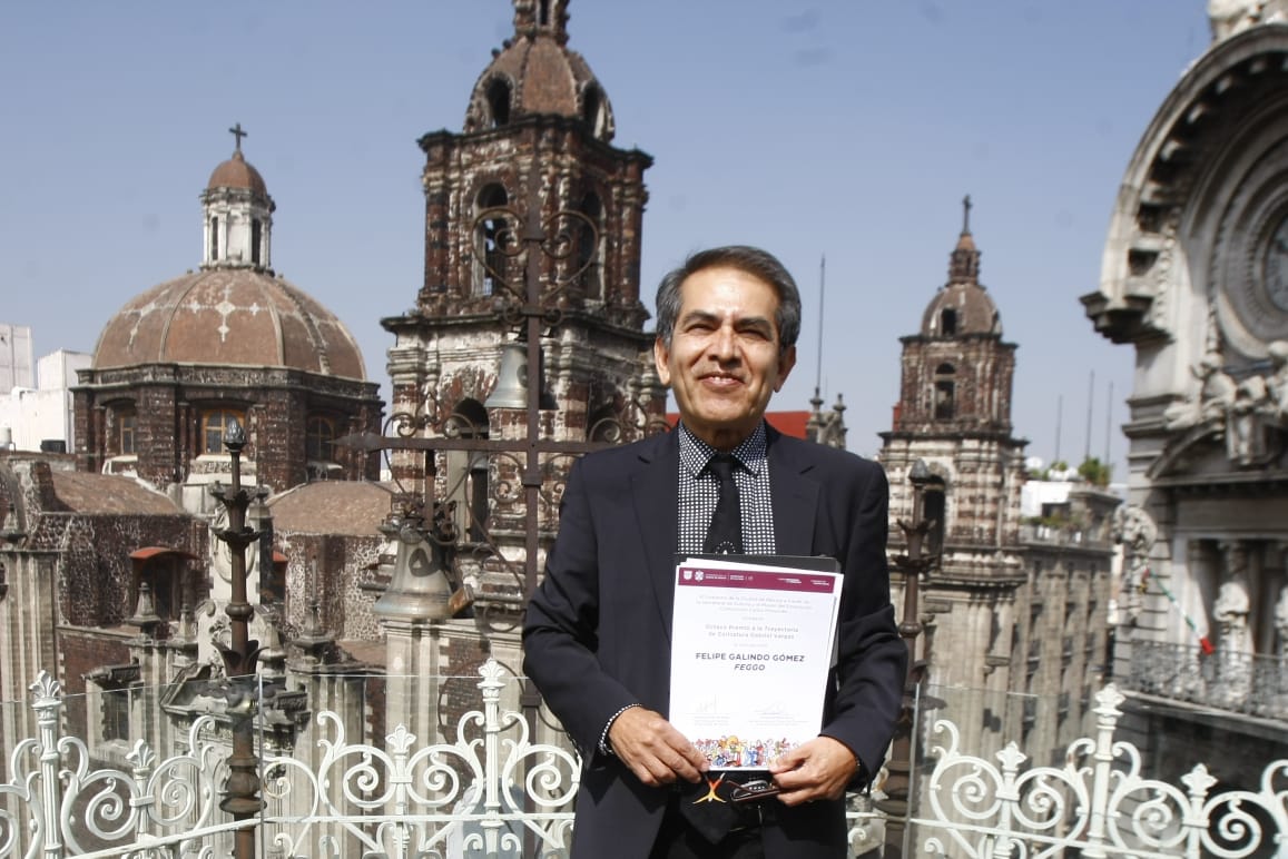 El caricaturista posa con el reconocimiento. (Foto: Ariana Pérez)