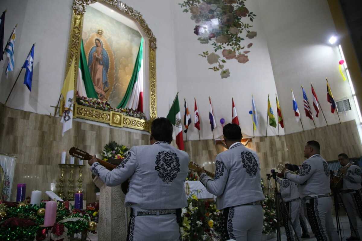 Los últimos grupos de danzantes arribaron a la parroquia poco antes de las 11:00 horas. (Martín Piña)