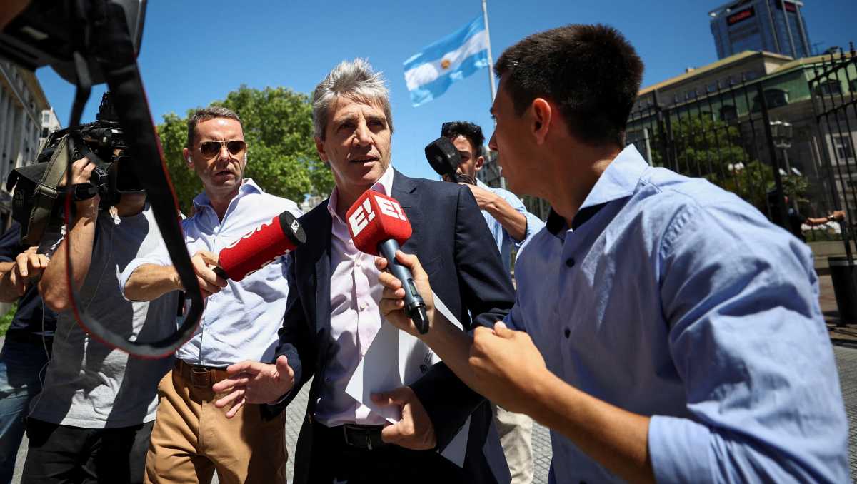 En la imagen, el ministro de Economía argentino; dijo que, de seguir en crisis, el país padecerá hiperinflación. | Reuters