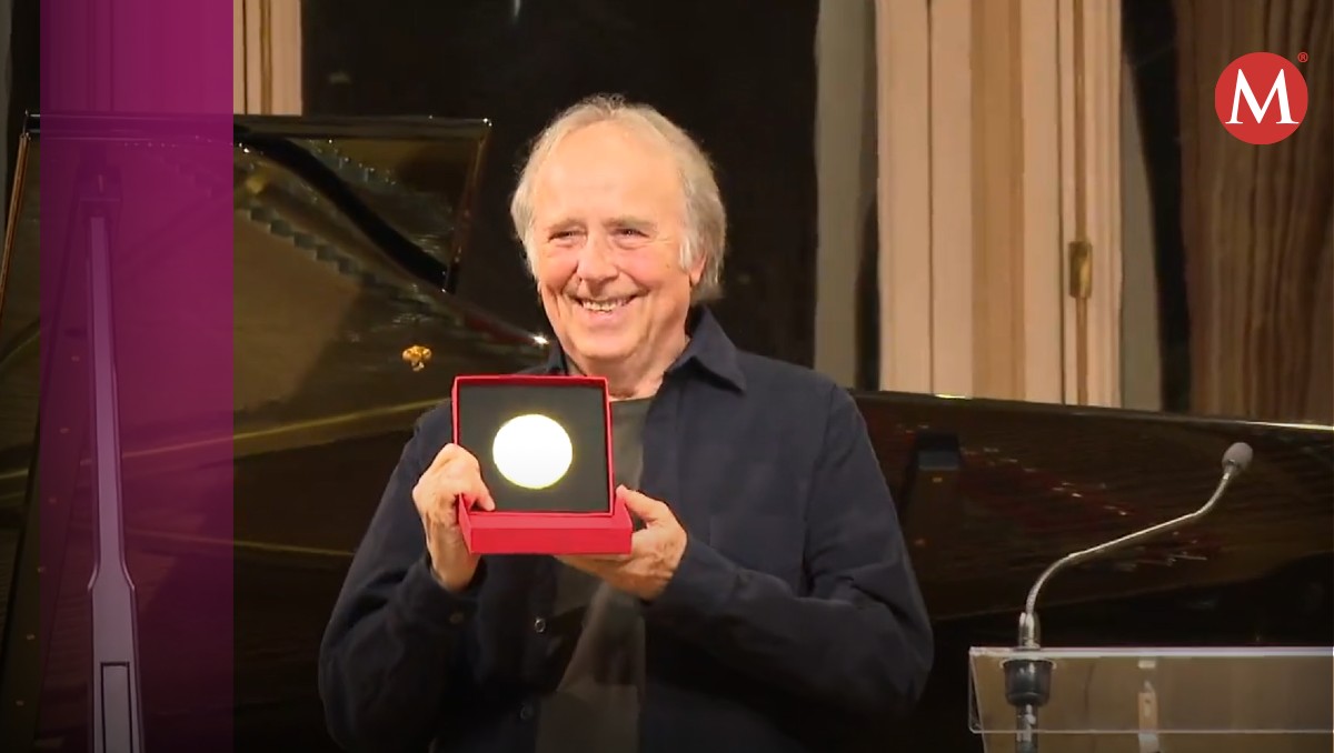 Joan Manuel Serrat al recibir Medalla de Honor de la Sociedad General de Autores y Editores. / Especial