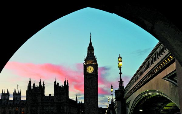 Se propone dar prioridad a los profesionales capacitados que trabajan en Londres. TOBY MELVILLE/REUTERS
