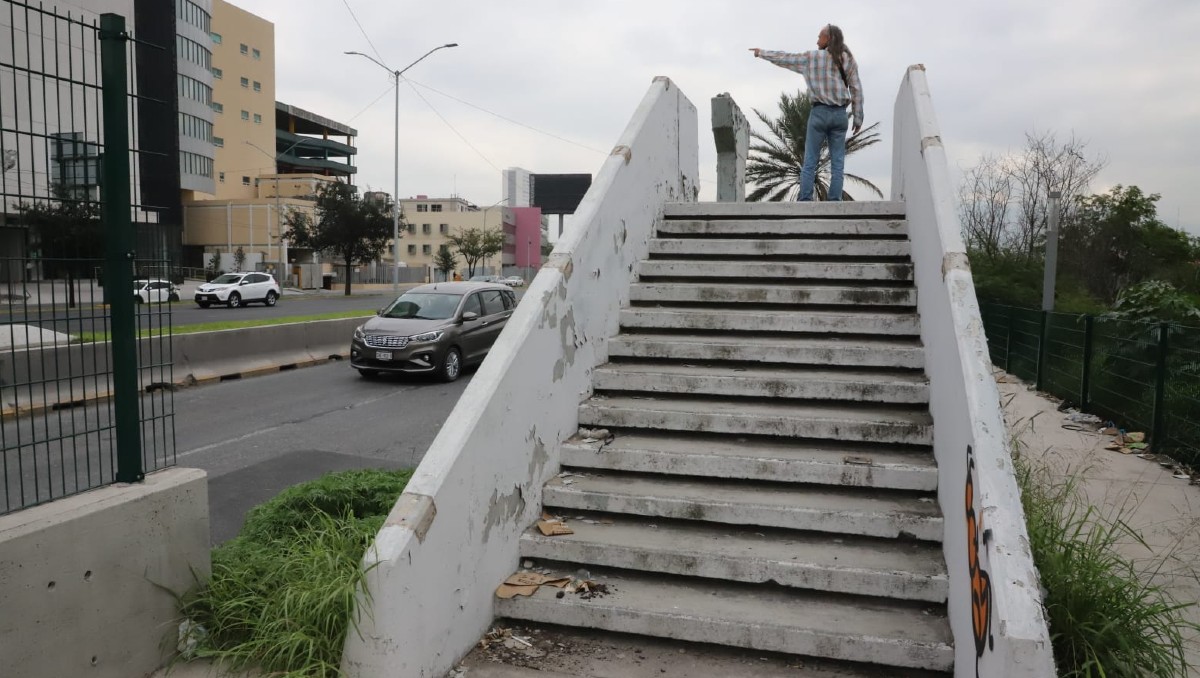 Al quitar el puente peatonal se volvió más difícil llegar a a virgen. Foto: Leonel Rocha