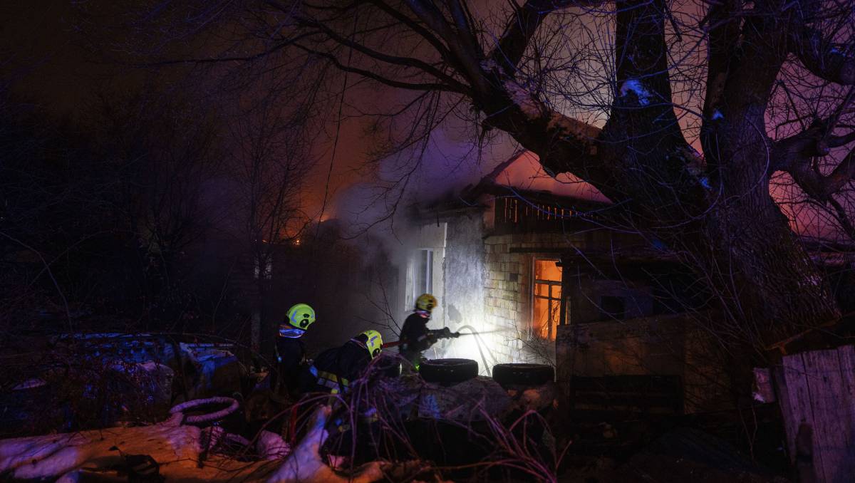 Bomberos combaten el fuego en Kiev | AP