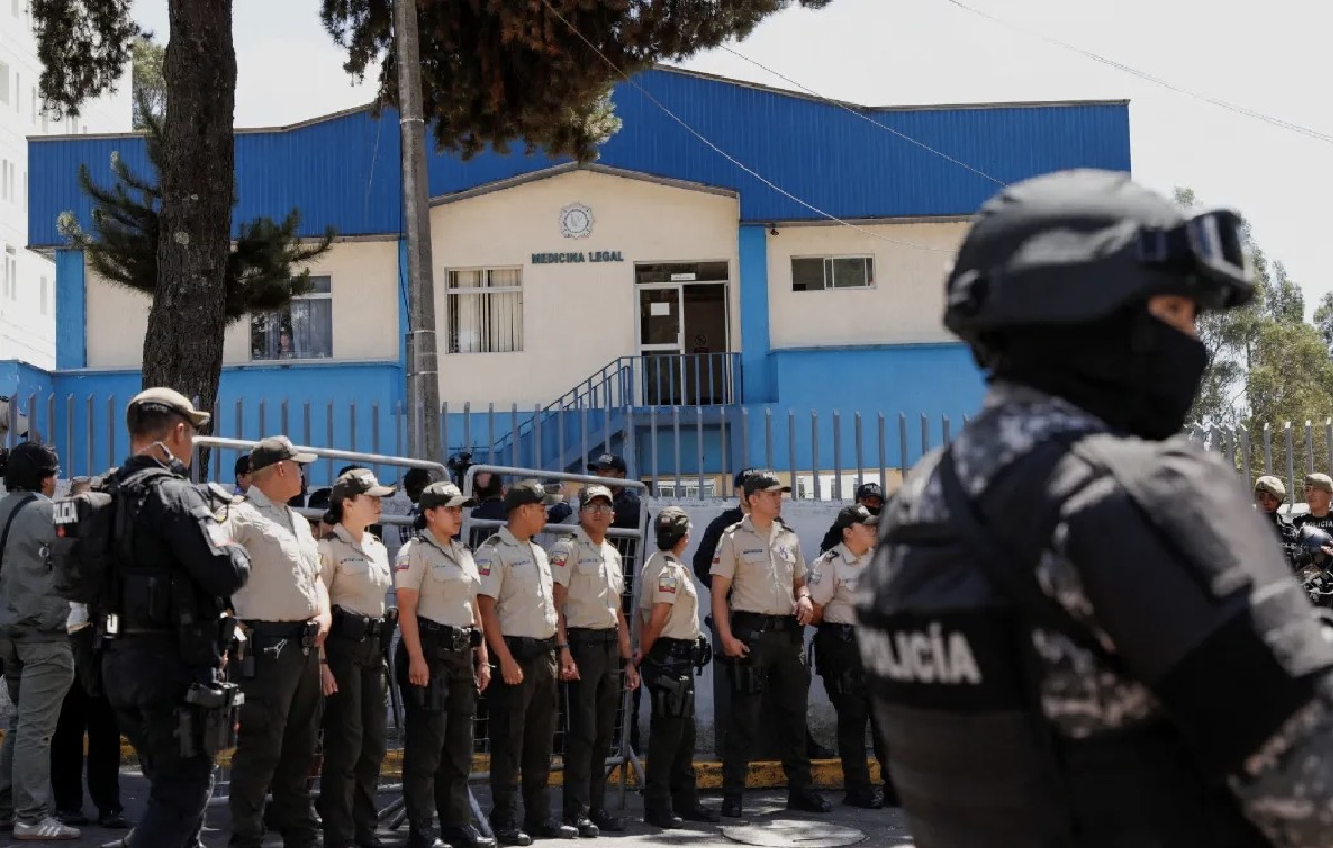 Brigada de policías tras la muerte de Fernando Villavicencio (Reuters)