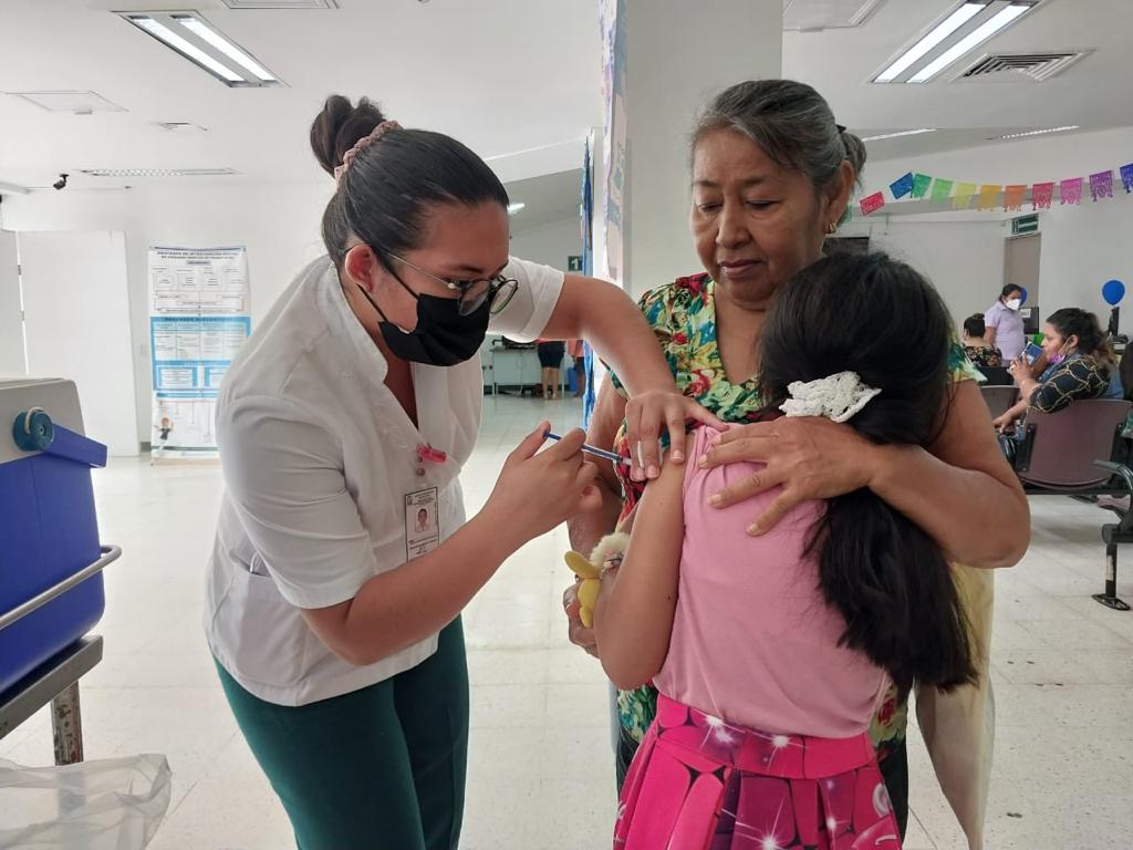 En Campeche, IMSS aplica vacunación contra influenza y Covid-19; el único requisito es presentar Cartilla Nacional de Salud. | Especial