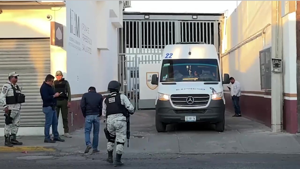 El migrante fue encontrado envuelto en una sábana afuera del INM. | Especial