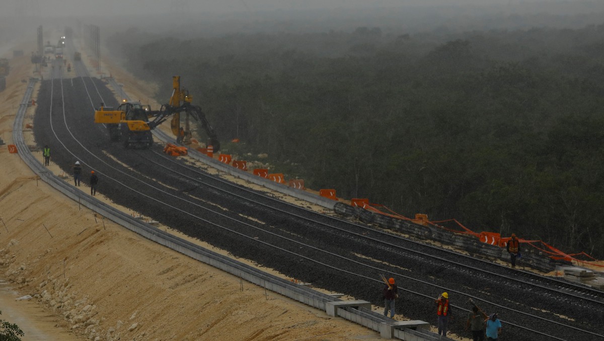 Obreros trabajan en construcción de tramo del Tren Maya en Cancún, Quintana Roo. Diciembre de 2023. Foto: (Reuters)