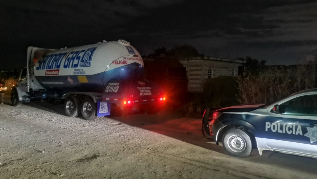 Policías se enfrentan a huachigaseros tras asegurar pipa en Puebla | Especial