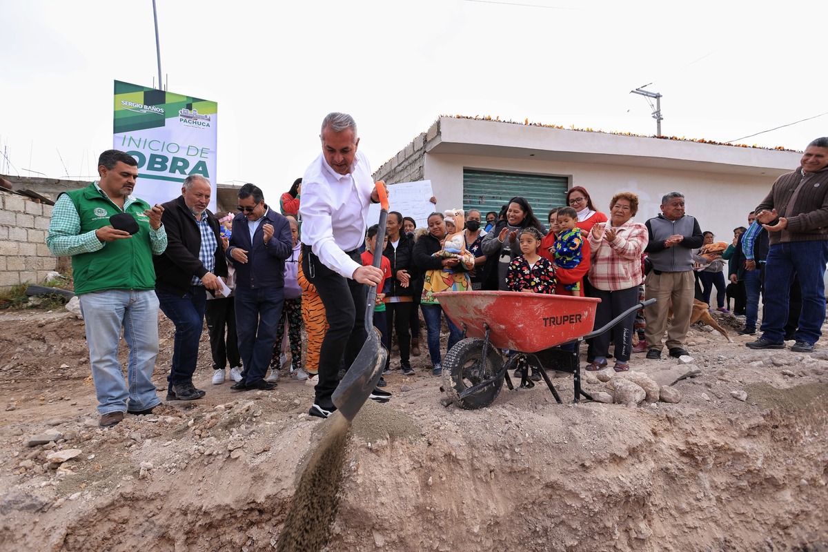El alcalde Sergio Baños encabezó los trabajos de pavimentación (Cortesía)