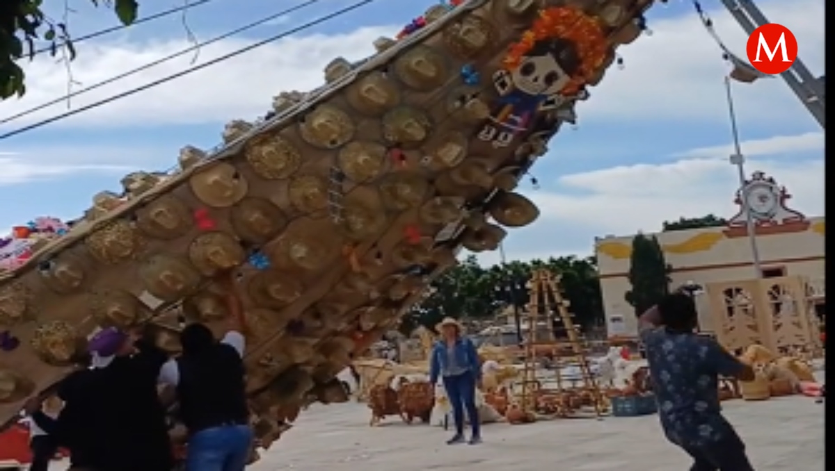 Cae árbol de Navidad hecho con sombreros de palma en Puebla | VIDEO | Especial