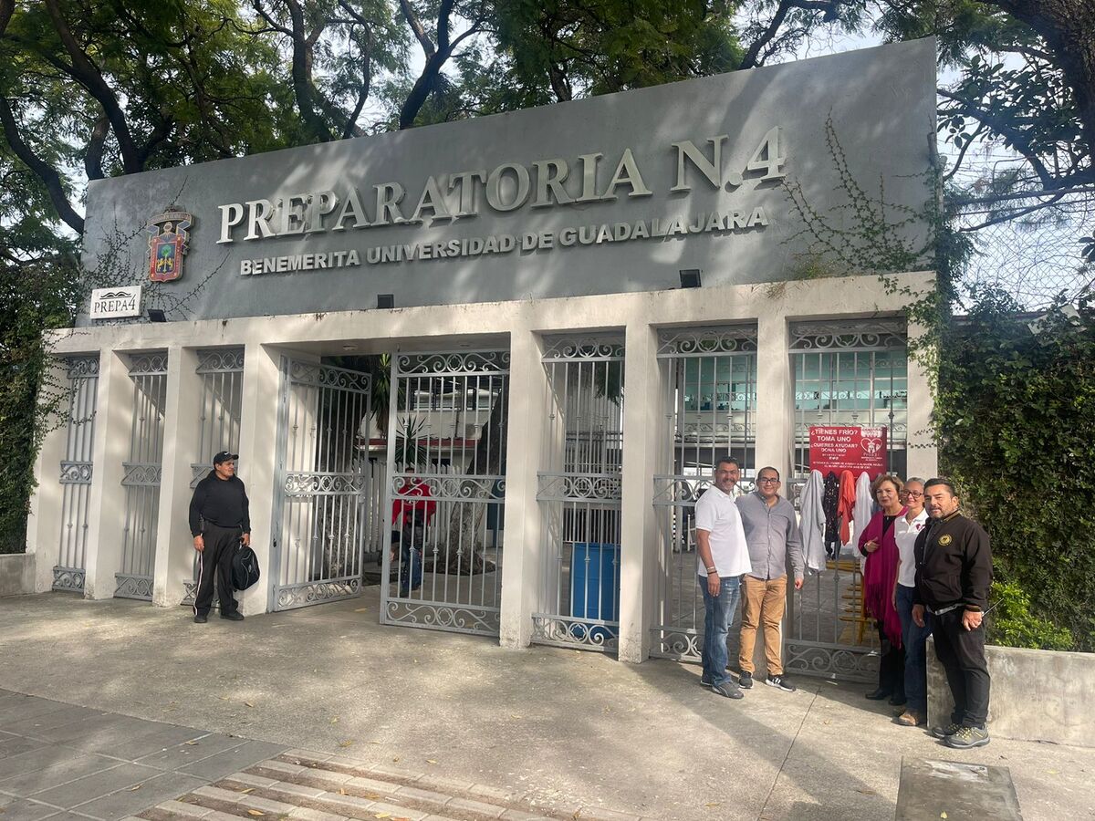 Finaliza la colocación de percheros comunitarios en el AMG. (Karla Rodríguez)
