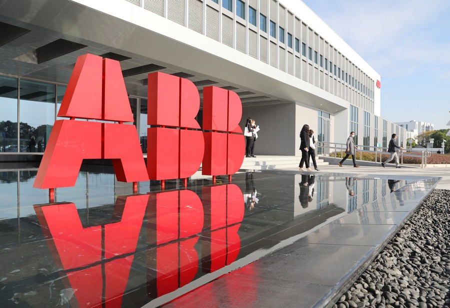 Imagen del 2 de diciembre de 2022 muestra la megafábrica de ABB Robotics en la nueva área de Pudong, en Shanghái, China. (Xinhua/Fang Zhe)