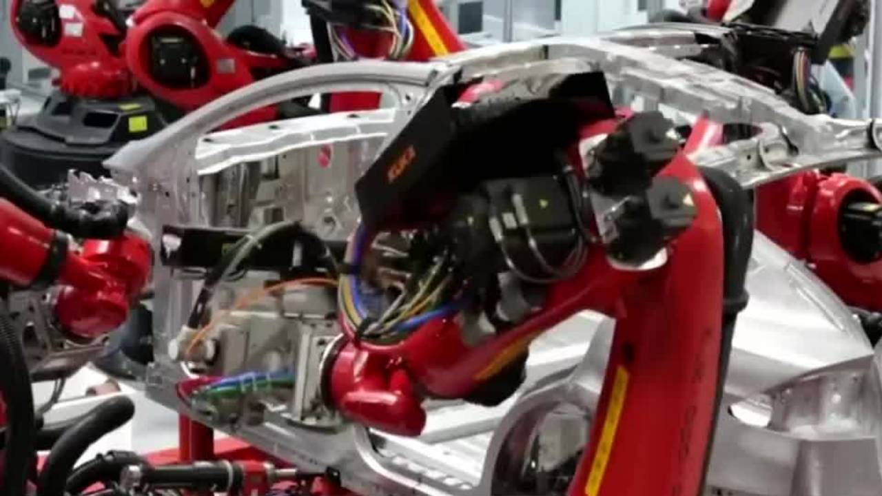 Instan a revisar 2 millones de autos Tesla por problemas en el piloto automático