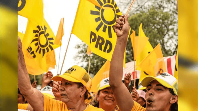 Militantes del PRD con banderas. (Especial)