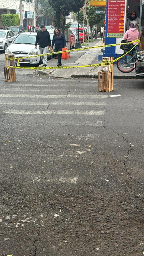 Se reportaron grietas en las calles.