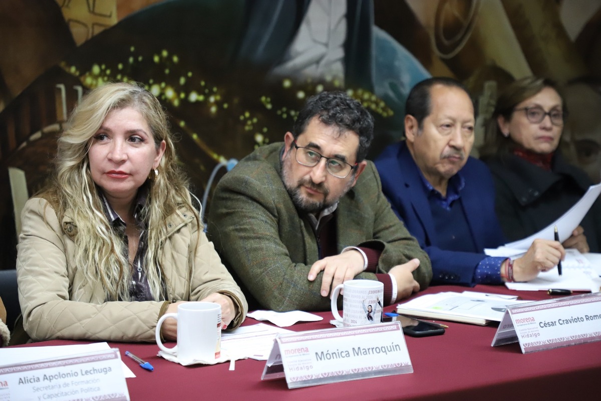 Mónica Marroquín, César y Cravioto y líderes de Morena en la sede estatal de Hidalgo. (Cortesía)