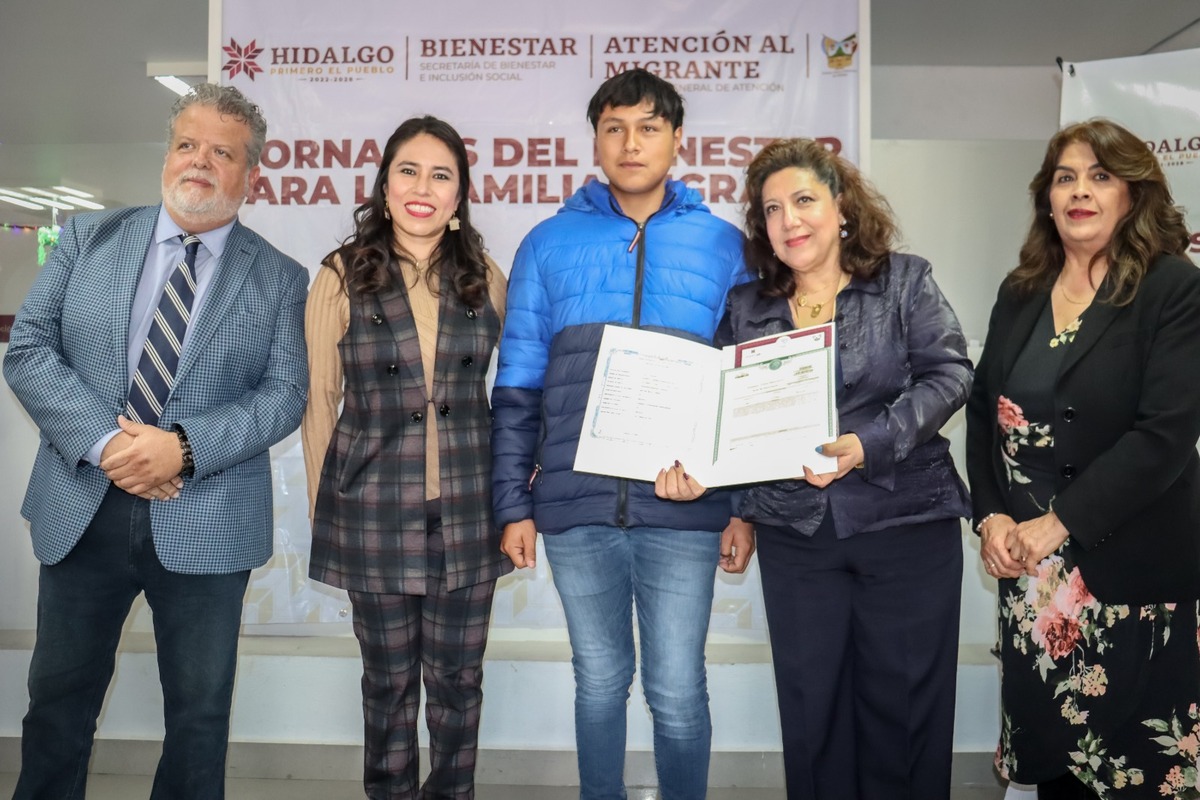 Sebiso entrega actas a hijos e hijas de migrantes.