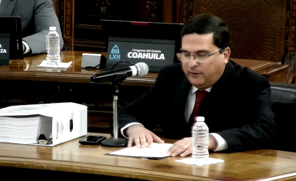 El Secretario de Finanzas de Coahuila acudió al palacio legislativo para hacer entrega del paquete económico para el ejercicio fiscal 2024. | Especial