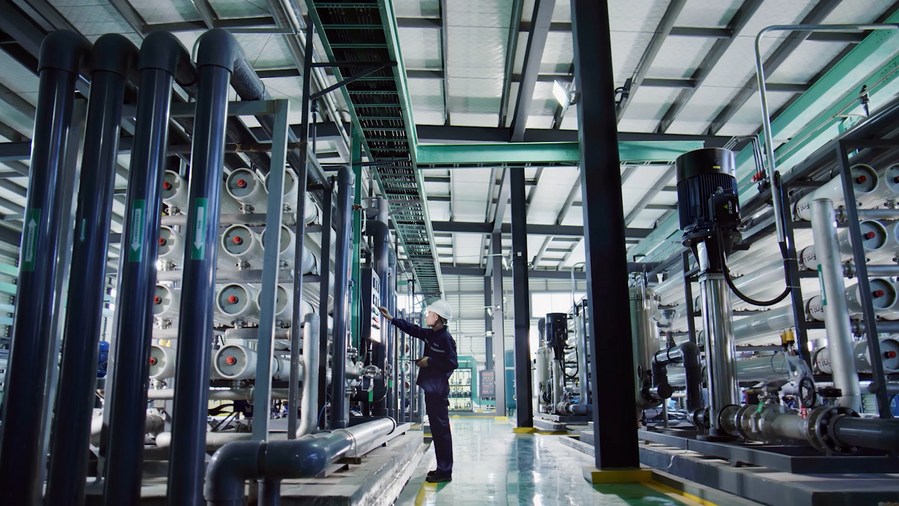 Un trabajador revisa materiales para celdas de nueva energía en el área portuaria de Qinzhou de la Zona Piloto de Libre Comercio de China (Guangxi).