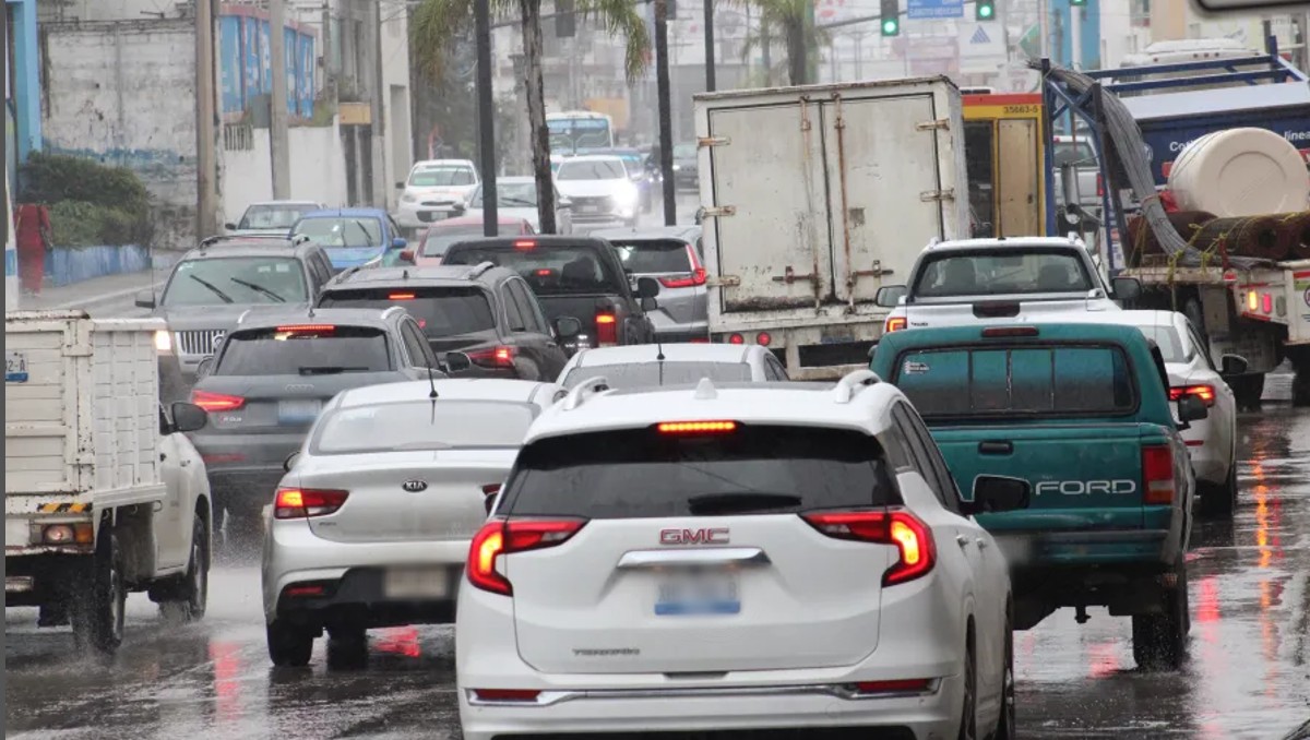 Tráfico en la Avenida Hidalgo. (Yazmín Sánchez)