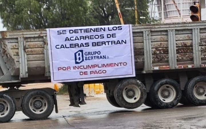 Transportistas se manifiestan en Atotonilco.